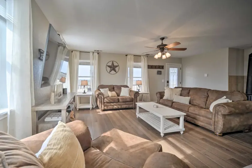 Mountaintop ranch escape w/ hot tub! - Image 1