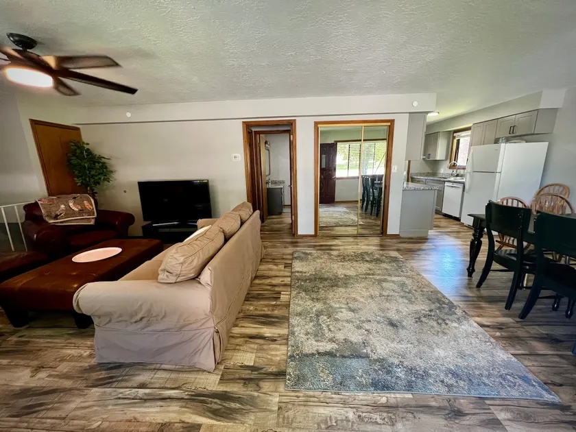 Sleeps 10 | Walk to Hot Pools, Waterslides & Shops - Image 1
