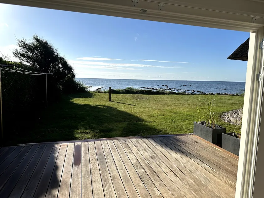 Seafront studio spectacular views - Image 1