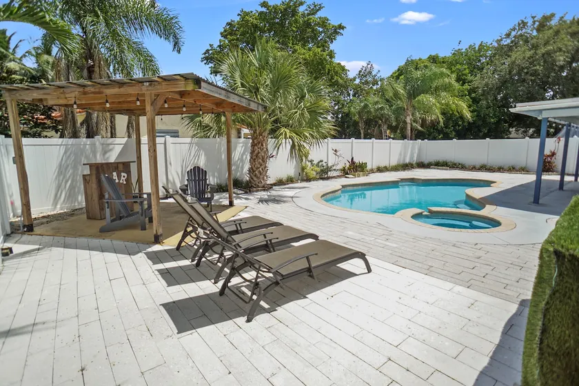 Beautiful house with heated swimming pool & Spa - Image 1