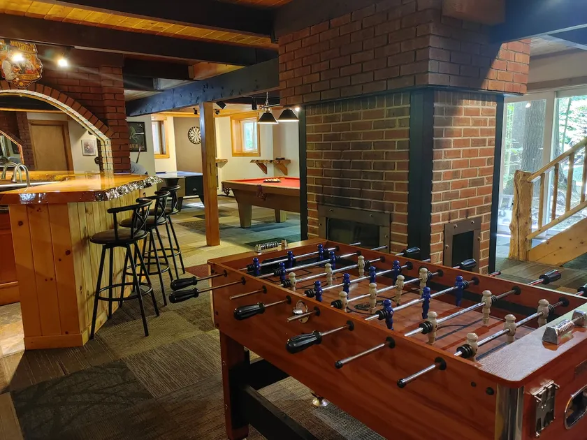 Pine Brook Lodge: pool table, AC, sauna, fireplaces, internet, bar, walk to town - Image 1