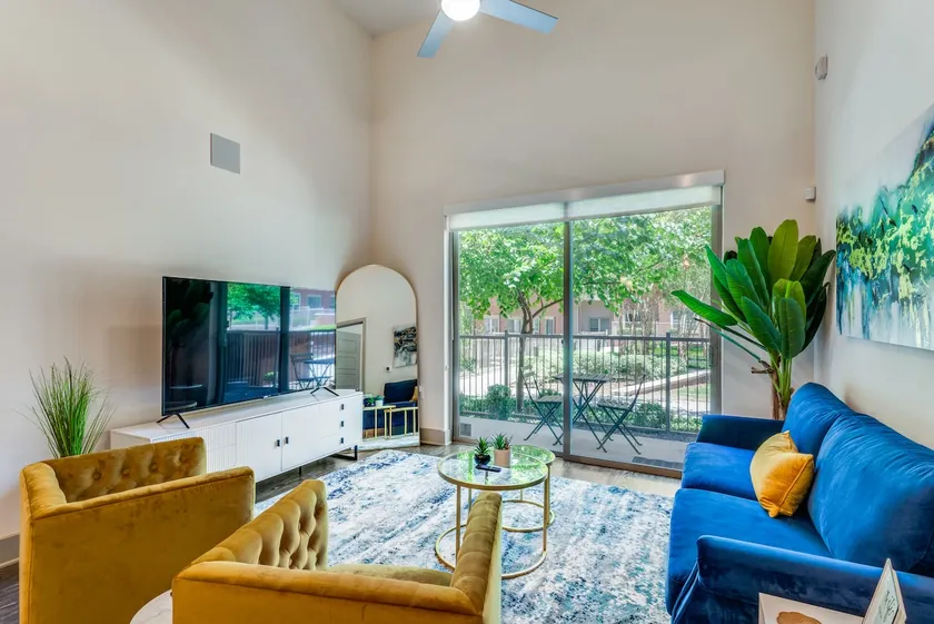 Stunning 2B 2B Apt w/gym/pool - Image 1