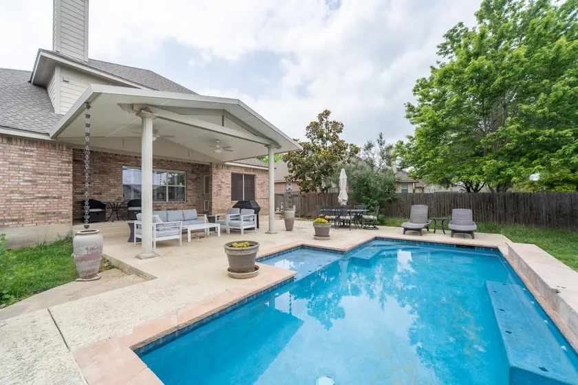 Spacious house with private pool - Image 1
