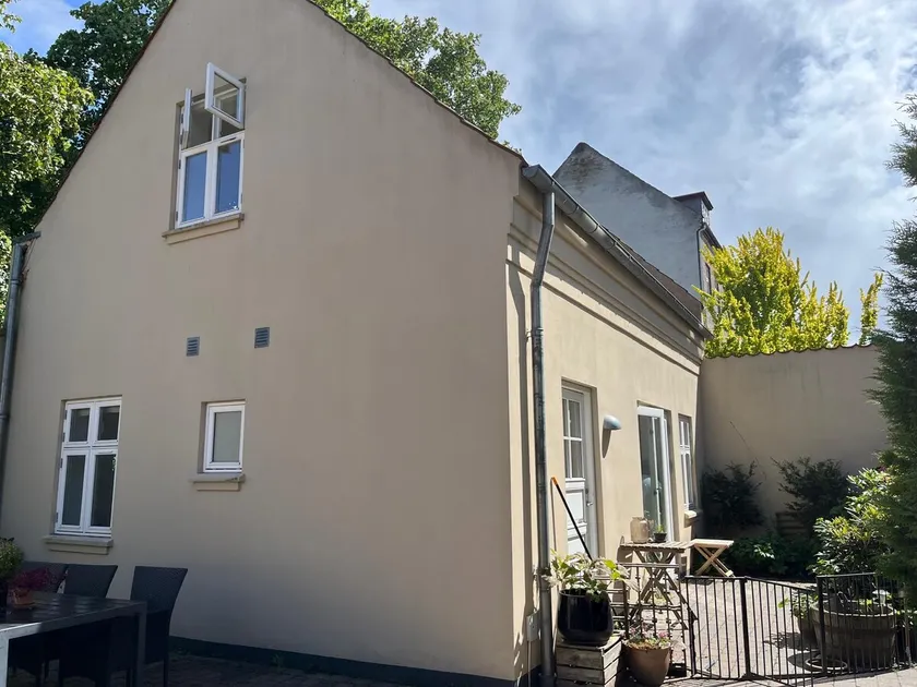 Idyllic village house in Aarhus city center - Image 1