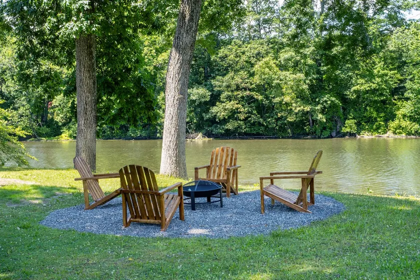 Waterfront Cottage - Hot Tub, Kayaks and Fire Pit - Image 1