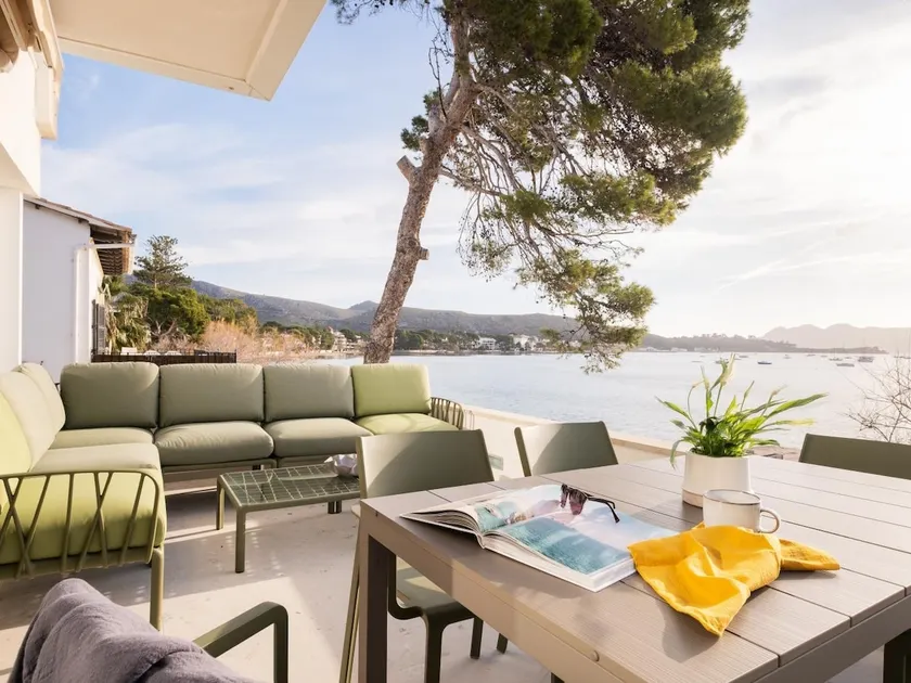 Voramar 47: Luxury seafront apartment on Pine Walk - Image 1