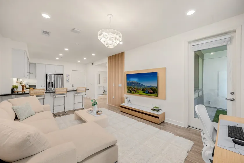 Iris | High Luxury 1BR w/ King Bed - Image 1