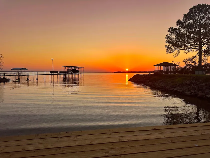 Sunrise Lakehouse w/ Dock, Sleeps 10, 1hr Dallas - Image 1