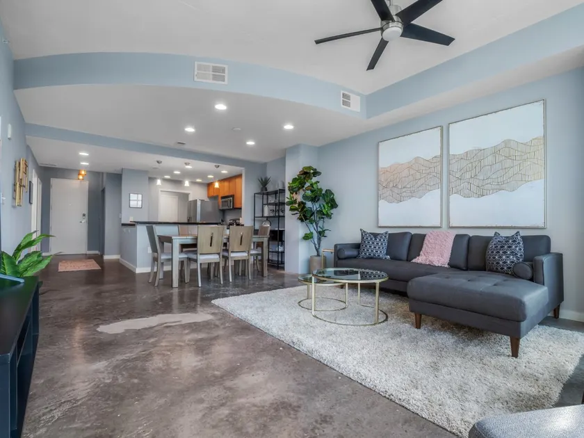 Luxurious 2/2 Downtown Apartment - Image 1