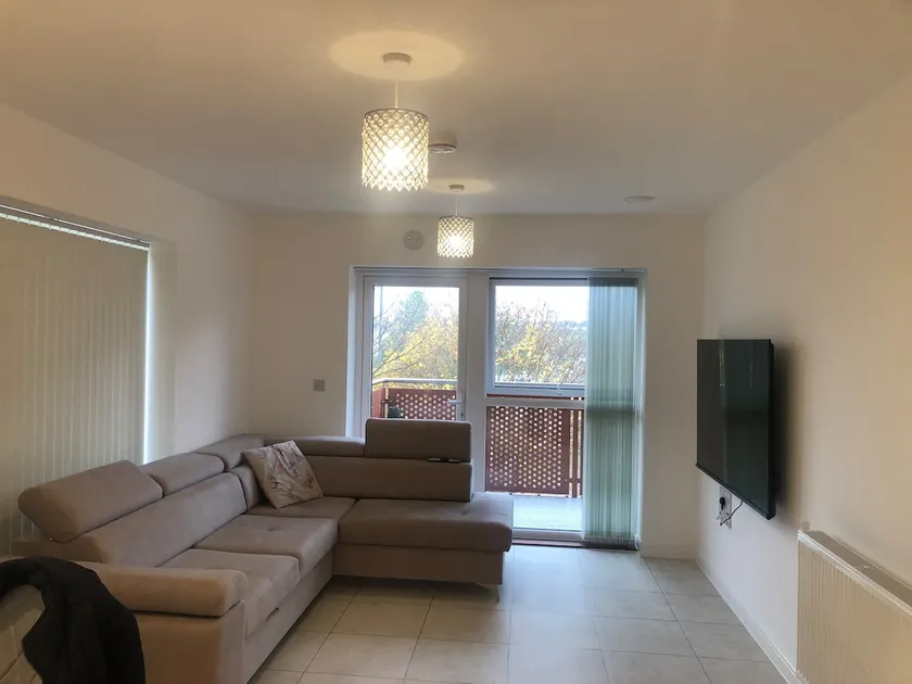 ”Cosy 2-Bed Flat - Lakeside - Image 1