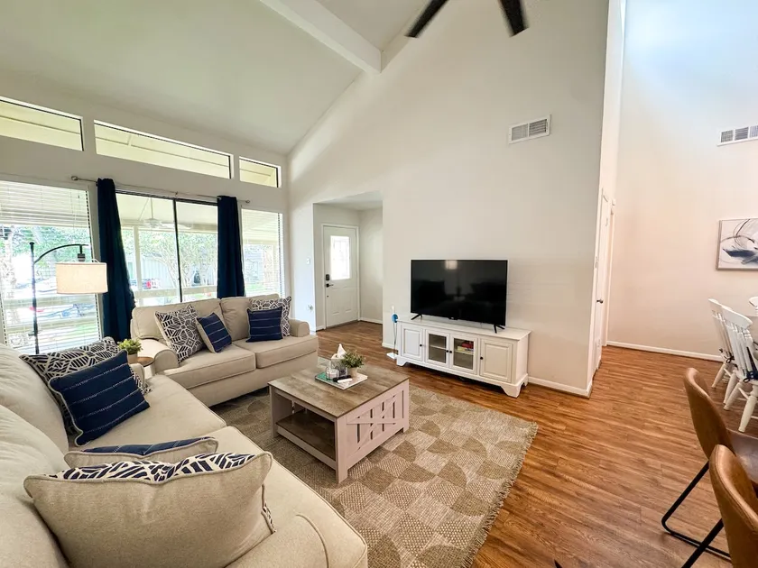 Pet-Friendly Retreat Steps to the Lake - Image 1