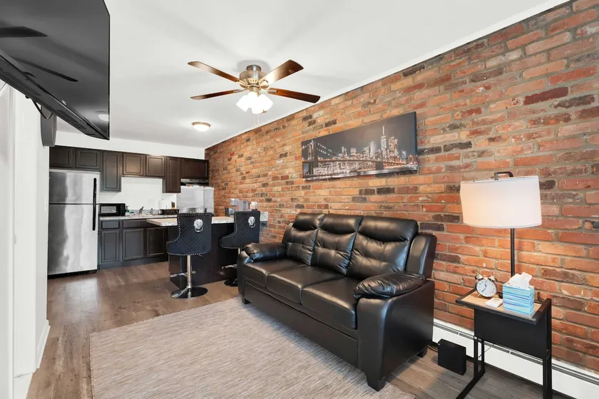 Midnight Brick Studio - fast wifi/ free parking - Image 1