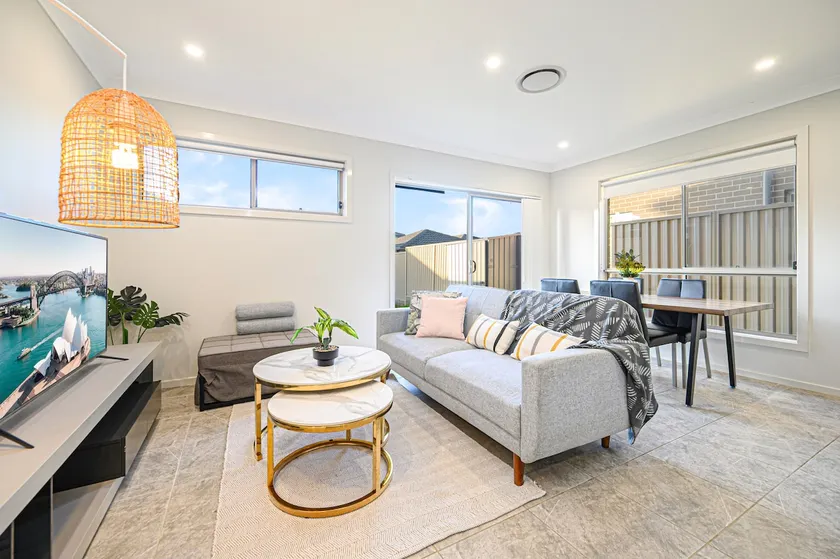 Bardia/Liverpool CBD/4 bedrooms 3 bathrooms/9 people/cooking allowed/near station/near shopping mall - Image 1
