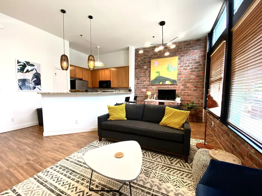 Fresh & Modern Dwtn Apt - Image 1