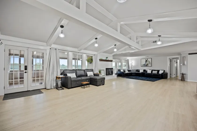 5BR Acreage Retreat Near KC (9 beds) - Image 1