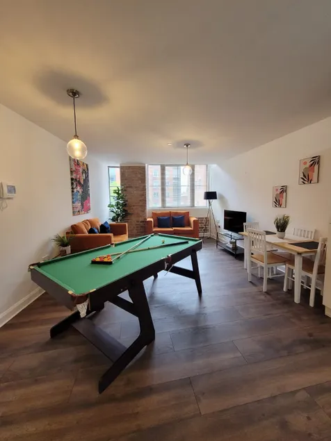 Stylish 2 Bedroom City Apartment - Free Parking - Image 1