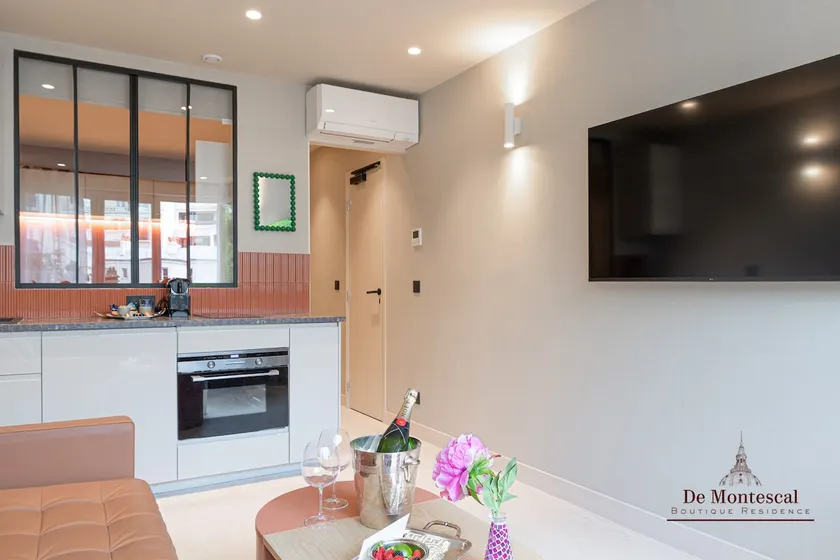 Montparnasse AC Brand New Cosy and Central - Image 1