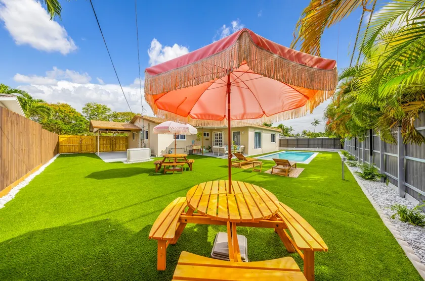 Retro Chic Retreat-Heated Pool- PingPong Table - Image 1