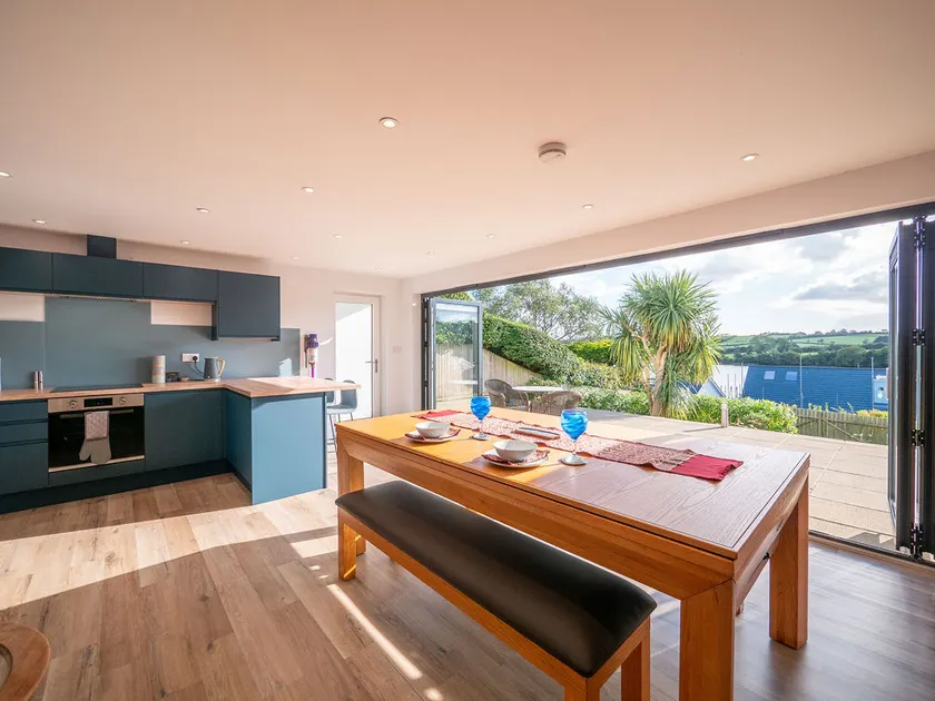 Sunny retreat by the water - Image 1