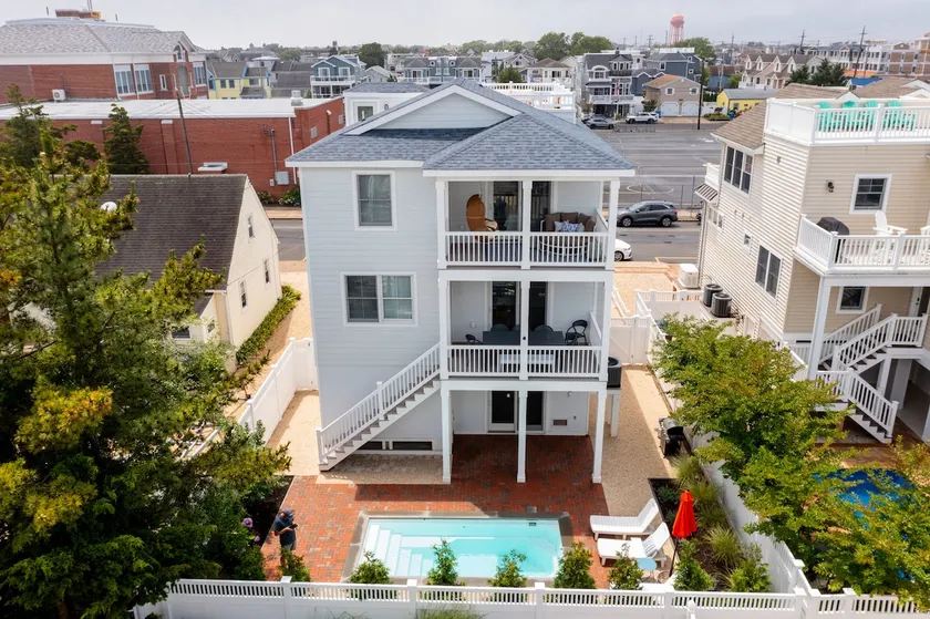 Steps to Fantasy Island! Pool, Arcade, Sleeps 18! - Image 1