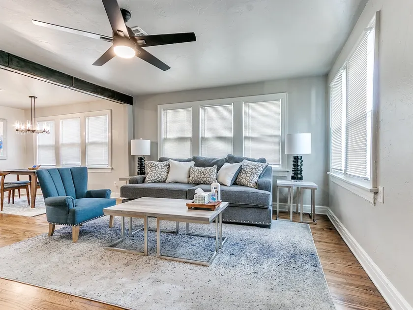 Elegant and spacious half duplex in Plaza district - Image 1