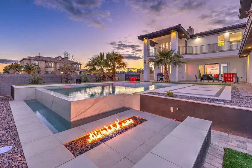 6bdrm Mansion 10min from Strip - Image 1