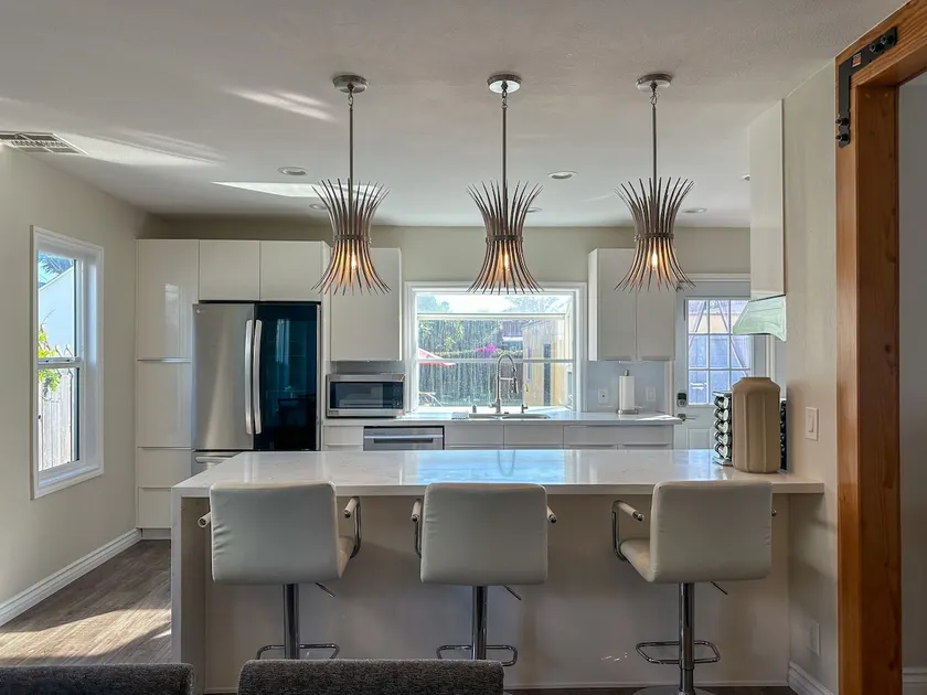 Spacious West LA Home 3BR/3Bath Parking, Backyard - Image 1