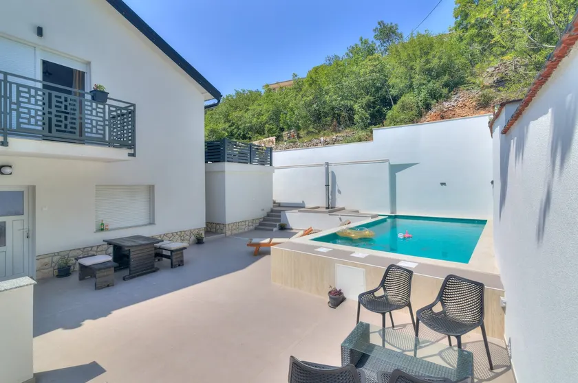 Deluxe apartment with pool view - Image 1