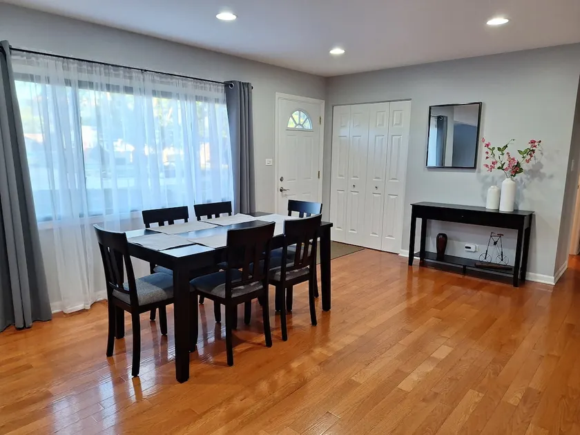 Des Plaines Home - Image 1