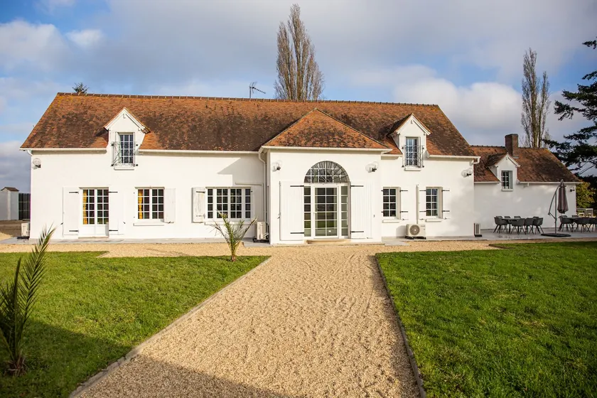 Charming 240m2 house with additional 80 m2 detached building - Image 1