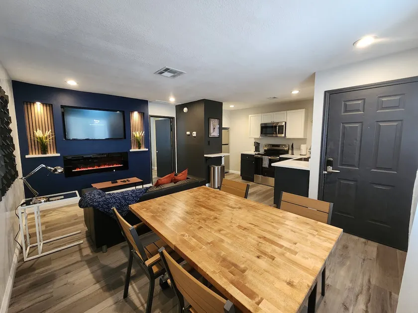 Spacious 1BR Apartment, Gated Parking Patio+ Gym - Image 1