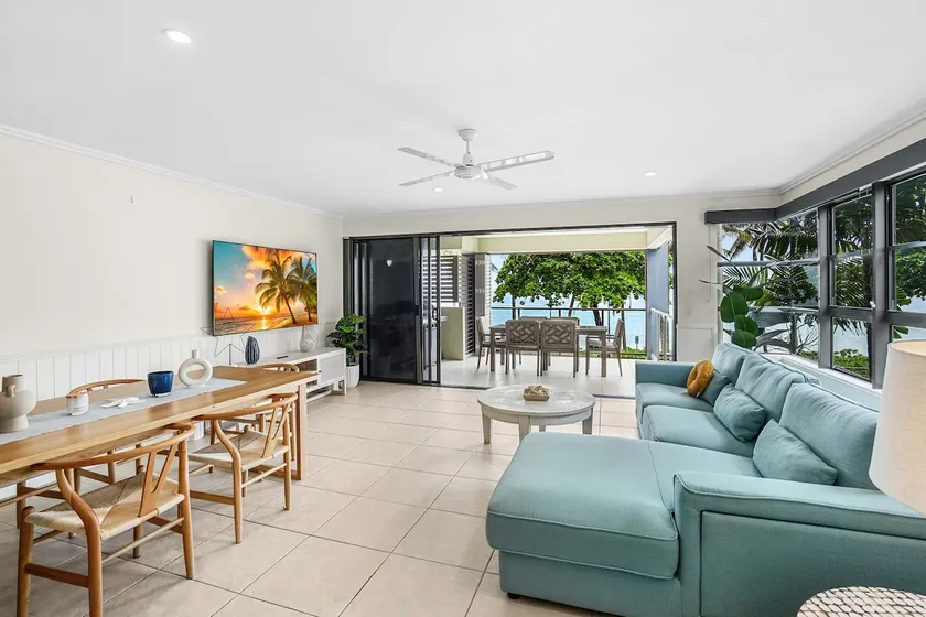 Deluxe Beachfront 2-Bedroom Apartment - Image 1