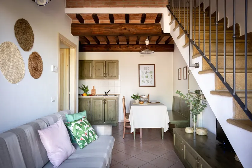 Three-room apartment with attic - Image 1