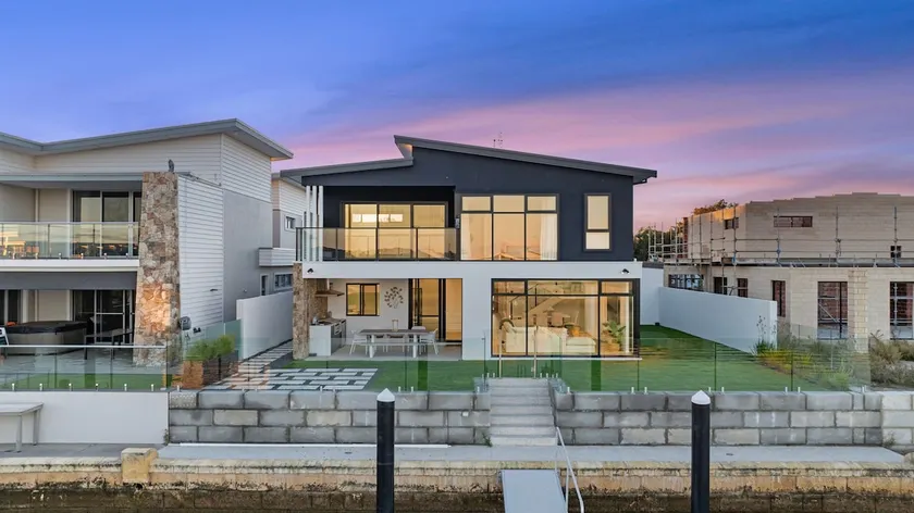 Ultimate Luxury on the waterfront - Image 1