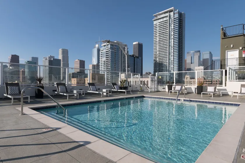 V-Spacious Condo-Rooftop Pool & Spa-Central Locale - Image 1