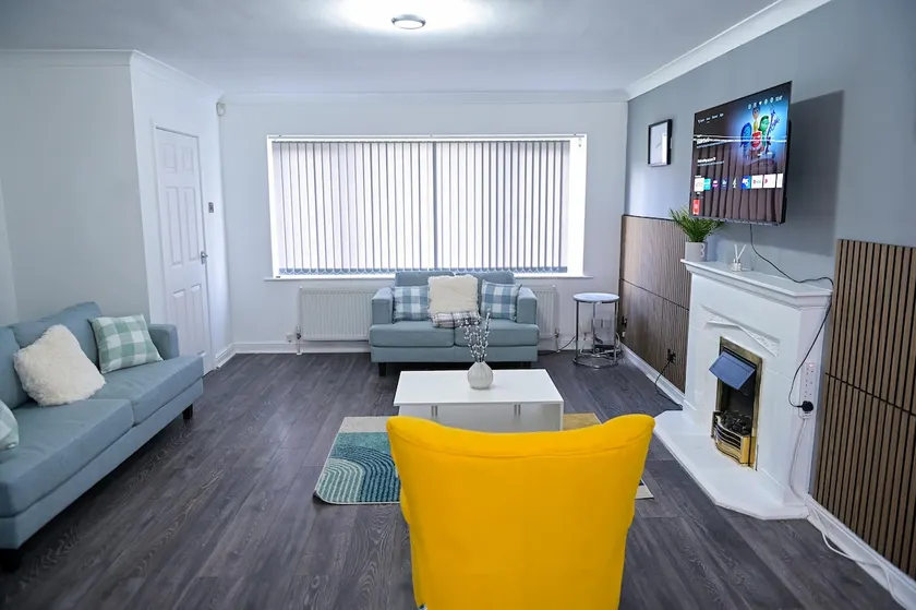 3 Bedroom House Manchester with en-suite Free Wifi and Parking - Image 1