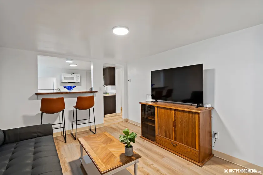 3Cozy Basement Unit Private entrance 2beds - Image 1