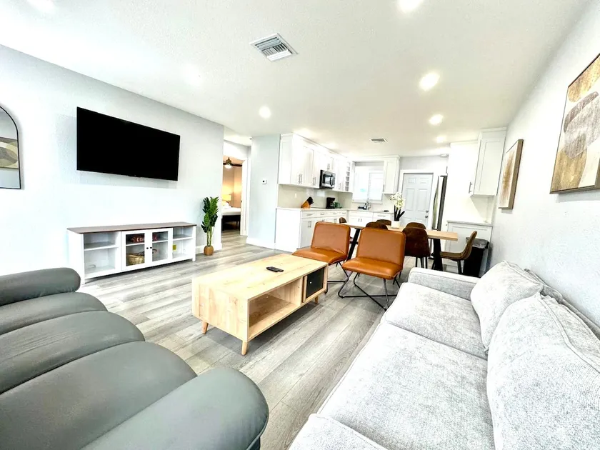 Chic Apartment Near Juno Beach - Image 1