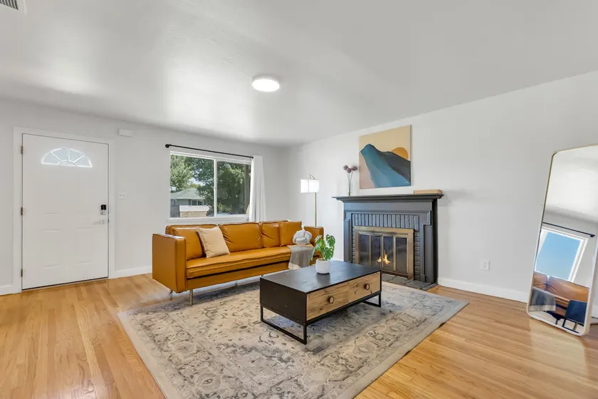 Cozy and Comfortable 3/2 Home - Image 1