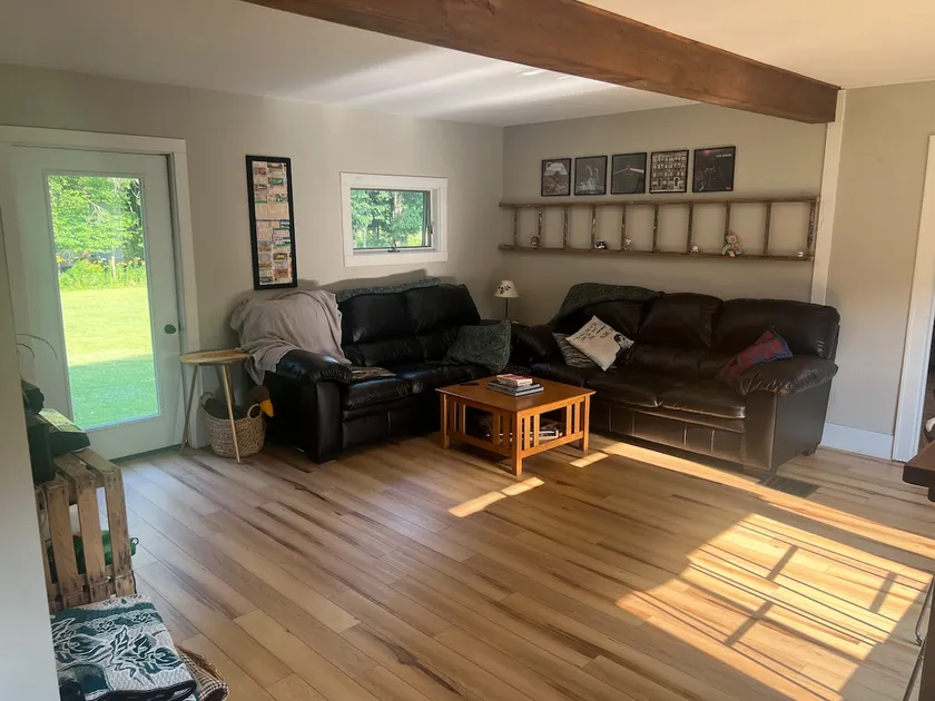 Cozy Creekside Retreat - Image 1