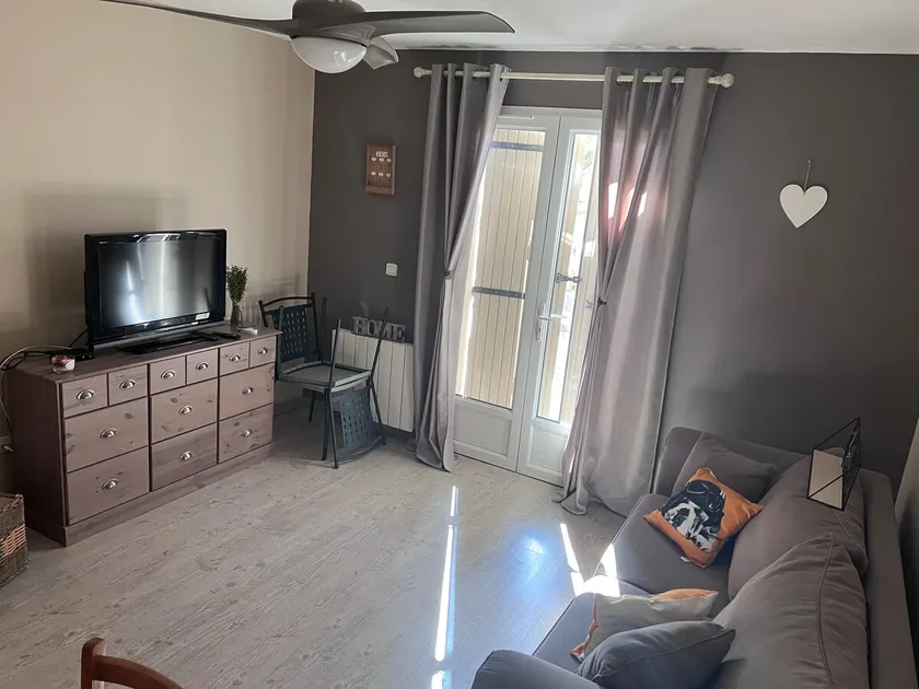 Apartment on the 1st floor of a villa - Image 1