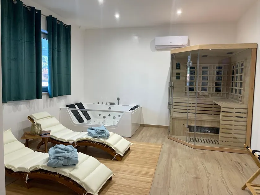 Suite with Sauna and Whirlpool - Image 1