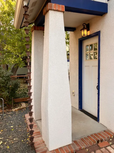 Bright+Cozy Alley House Retreat - Image 1