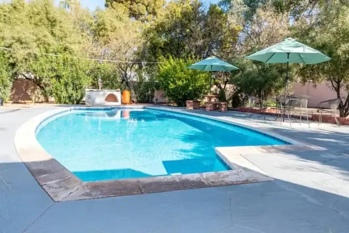 Pool House in Exclusive Sam Hughes Neighborhood - Image 1