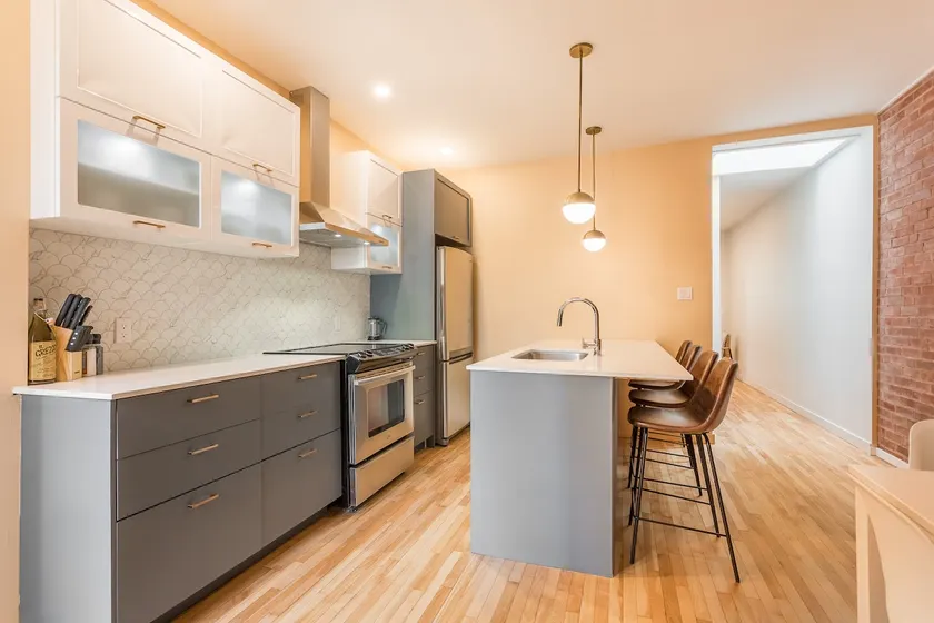 Stylish Flat • Parking on Request • 10 Min DT - Image 1