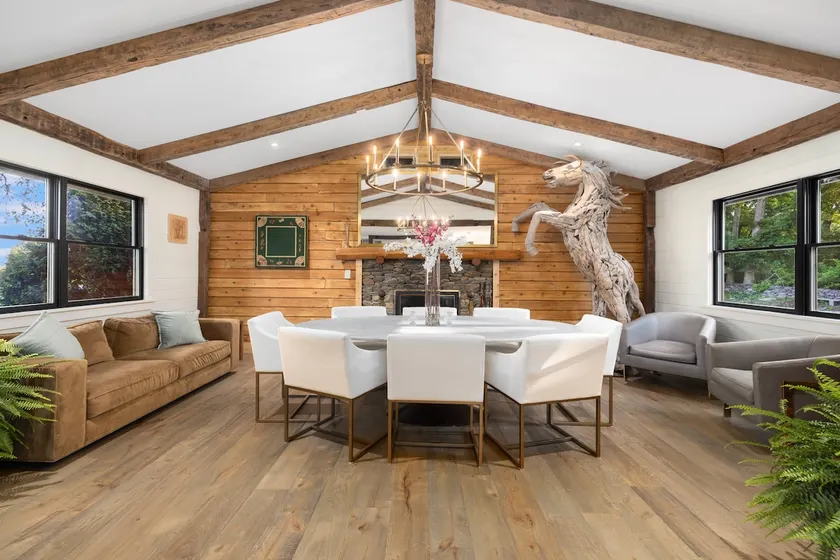 Stunning Farmhouse - Private Pool & Vintage Arcade - Image 1