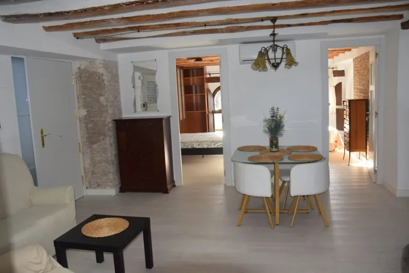 A newly renovated charming penthouse - Image 1