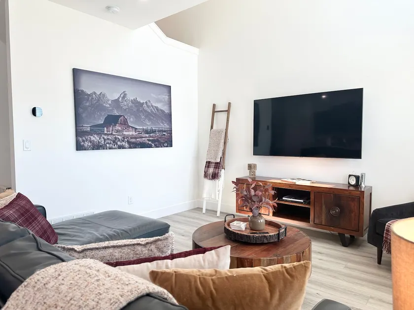 Picture Perfect Townhome on Kalani Ct - Image 1