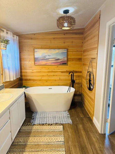 4BR Lake House Retreat in Logan, NM - Image 1