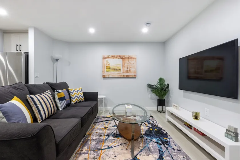 Lovely 2Bd 1Bth suite Free pking separated HVAC - Image 1